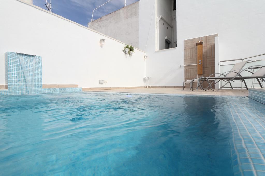 Sitges Centre Mediterranean House- 5 Bedroom, 4 Bathroom, Terrace Courtyard, Private Rooptop Pool Exterior photo