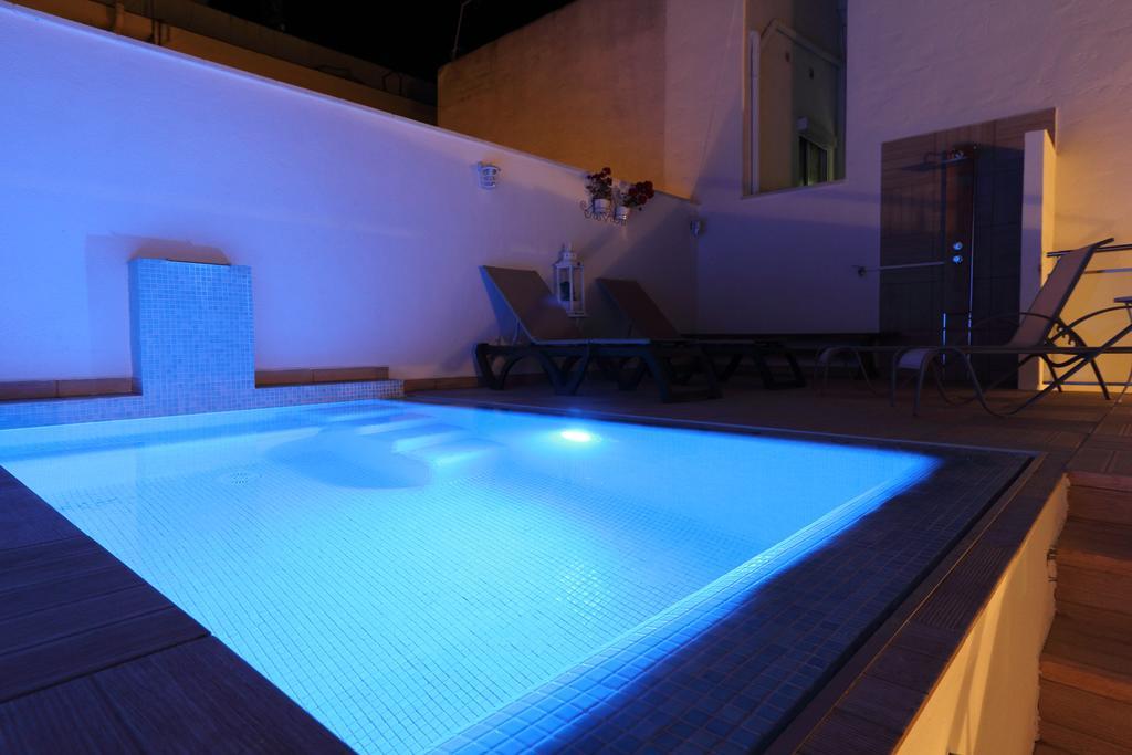 Sitges Centre Mediterranean House- 5 Bedroom, 4 Bathroom, Terrace Courtyard, Private Rooptop Pool Room photo