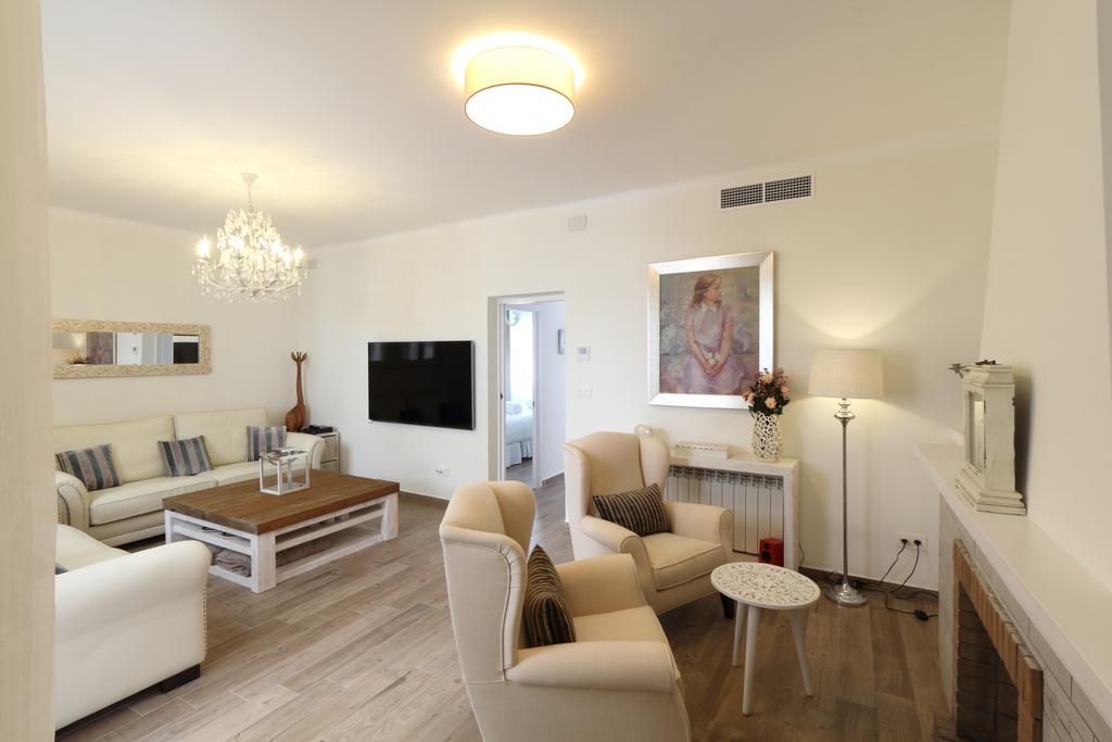 Sitges Centre Mediterranean House- 5 Bedroom, 4 Bathroom, Terrace Courtyard, Private Rooptop Pool Exterior photo
