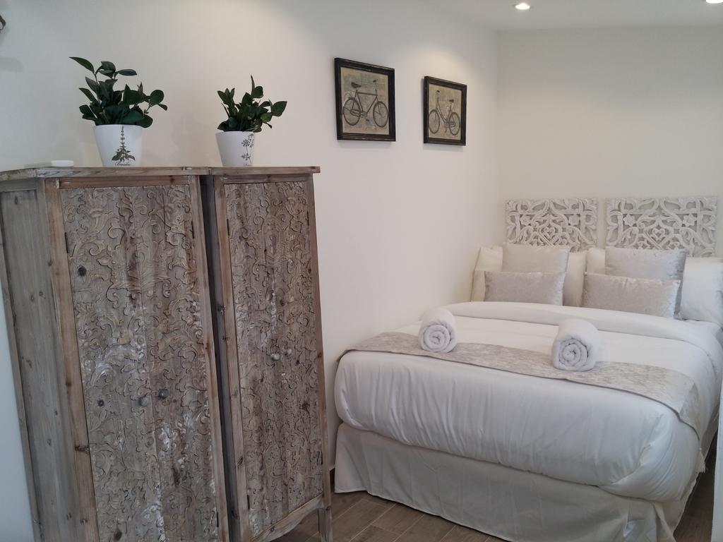 Sitges Centre Mediterranean House- 5 Bedroom, 4 Bathroom, Terrace Courtyard, Private Rooptop Pool Exterior photo